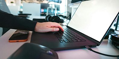 AI w firmie usługowej – jak sztuczna inteligencja oszczędza setki godzin