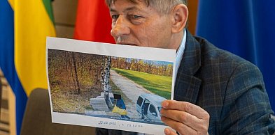 Tucholanin podrzucił śmieci na poboczu gminnej drogi