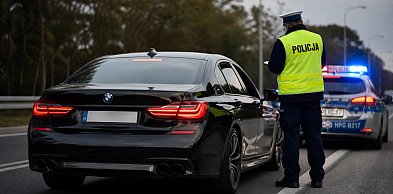 Z Niemiec kradzionym samochodem przez powiat na lewych tablicach. Pod wpływem
