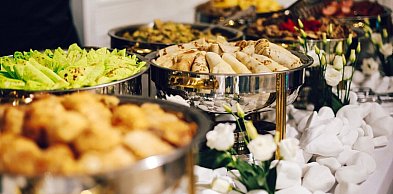 Gorący sukces w cateringu. Jak utrzymać temperaturę dań i napojów?