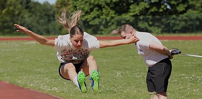 Tuchola. Kilkuset sportowców na stadionie - powiatowe igrzyska w pełnym słońcu