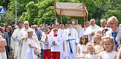 Boże Ciało w Tucholi, wierni w procesji ulicami miasta / ZDJĘCIA