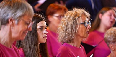 Mundur Cantat w Tucholi. Chór, który wymyka się z definicji występu chóru  ZDJĘCIA