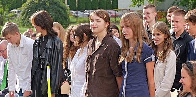 Nowodworek zaczął rok szkolny. MUNDURY SZYJĄ SIĘ! Zasilą szeregi policji? / FOT-23368