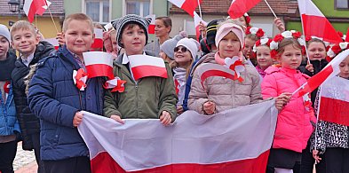 Tuchola już obchodzi Święto Niepodległości! O 11:11 zaśpiewali hymn na rynku / FOT-24452