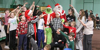 Jarmark Bożonarodzeniowy w Gostycynie: Grinch i św. Mikołaj w jednej parze-25059