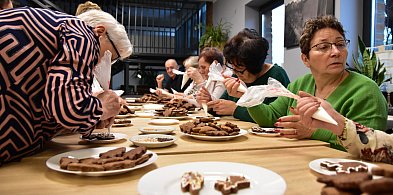 Seniorzy z Klubu Seniora Cekcyn też uwielbiają zdobić pierniki / ZDJĘCIA-25357