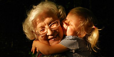 Nowoczesny portret wnuków – pomysł na prezent, który wzruszy Babcię i Dziadka-25537