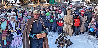 Setki ludzi na ulicach Gostycyna. Królowie przyszli z trzech stron świata /  FOT-25591