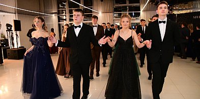 Tuchola: Studniówka "Leśnika" / POLONEZ, WALC Z ORKIESTRĄ, ZDJĘCIA KLASOWE