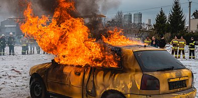 Bysław. Strażacy z całego powiatu, pożar samochodu i płachta gaśnicza / ZDJĘCIA