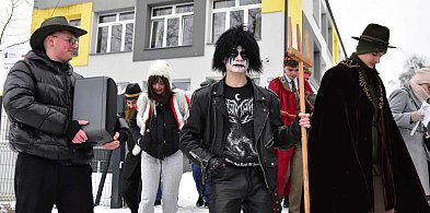 Korowód kolędników rozgrzał mroźne i śnieżne ulice Tucholi / FOTO + FILM