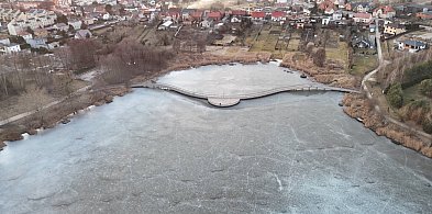Dzieci weszły na lód nad Głęboczkiem w Tucholi. TO SKRAJNIE NIEBEZPIECZNE!