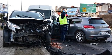 Tuchola: Zderzenie trzech pojazdów. Sprawca próbował uciec / ZDJĘCIA