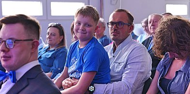 Niebieska kafka ze Stowarzyszeniem Się Uda. Solidarność z osobami z autyzmem