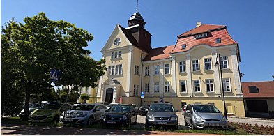 "Al**u ak**r!". Wiadomości od podłożeniu bomby na skrzynkach ratusza, policji...