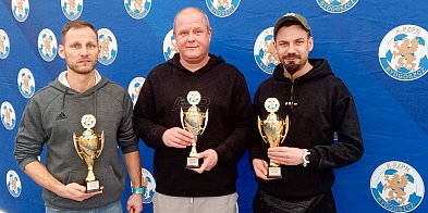 Tucholscy trenerzy z pucharami za mistrzostwo ligi-25645