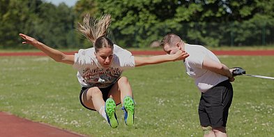 Tuchola. Kilkuset sportowców na stadionie - powiatowe igrzyska w pełnym słońcu