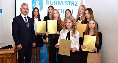 Tuchola: Uczniowie ze stypendiami burmistrza / ZDJĘCIA-24084