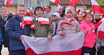 Tuchola już obchodzi Święto Niepodległości! O 11:11 zaśpiewali hymn na rynku / FOT-24452