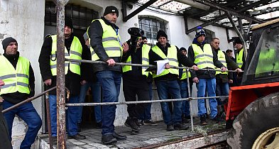 Gostycyn: Rolnicy protestowali przez kilka godzin obok byłej mleczarni przy DW 237-25203