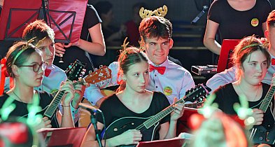 Campanella zagrała w Tucholi, harcerze przekazali Światełko Pokoju / ZDJĘCIA-25311