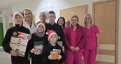 Młodzieżowa drużyna OSP Lubiewo odwiedziła przed świętami bydgoską onkologię-25396