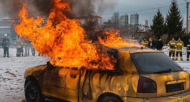 Bysław. Strażacy z całego powiatu, pożar samochodu i płachta gaśnicza / ZDJĘCIA