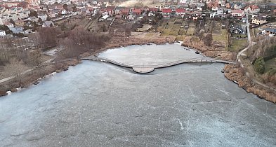 Dzieci weszły na lód nad Głęboczkiem w Tucholi. TO SKRAJNIE NIEBEZPIECZNE!