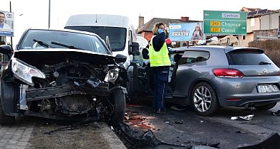 Tuchola: Zderzenie trzech pojazdów. Sprawca próbował uciec / ZDJĘCIA