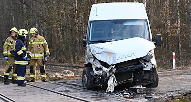 Wierzchucin: Samochód dostawczy wjechał pod pociąg! / ZDJĘCIA
