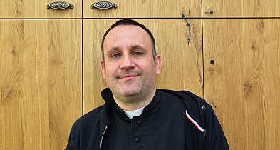 Raper w sutannie. „Chwyta za serce, kiedy modlą się ci, którzy..."