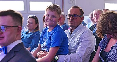 Niebieska kafka ze Stowarzyszeniem Się Uda. Solidarność z osobami z autyzmem