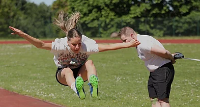 Tuchola. Kilkuset sportowców na stadionie - powiatowe igrzyska w pełnym słońcu