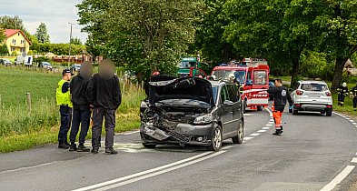 Dziś na DW240 w Bysławiu. Zderzenie trzech samochodów ZDJĘCIA, FILM