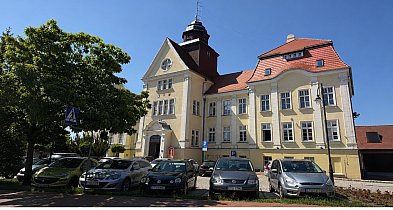 "Al**u ak**r!". Wiadomości od podłożeniu bomby na skrzynkach ratusza, policji...