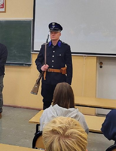 Tuchola: Uczniowie klasy mundurowej poznali historię Policji-23709