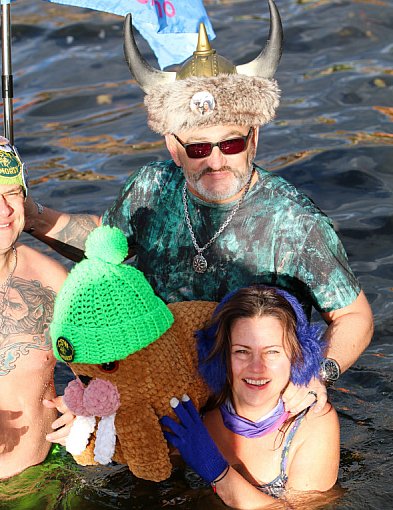 Morsy z Borów otworzyły sezon. Pomarańczowo na plaży, wielka kąpiel w zimnej aurze-24261