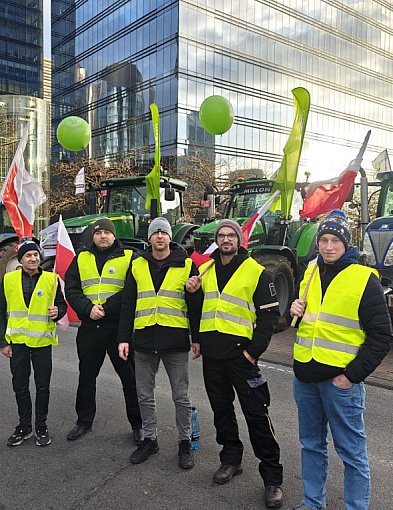 Rolnicy z powiatu tucholskiego protestują w Brukseli. Co nam relacjonują? / FOTO-25314