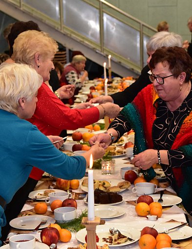 Spotkanie opłatkowe osób starszych i samotnych w Cekcynie / ZDJĘCIA-25348