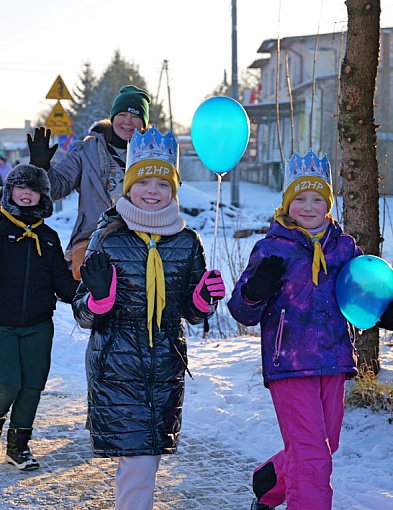 Setki ludzi na ulicach Gostycyna. Królowie przyszli z trzech stron świata /  FOT-25591