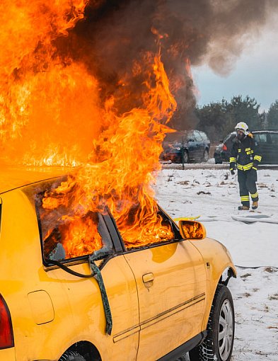 Bysław. Strażacy z całego powiatu, pożar samochodu i płachta gaśnicza / ZDJĘCIA