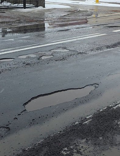 W Bysławiu na DW240 zrobiło się niebezpiecznie. Drogowcy naprawiali, ale na...