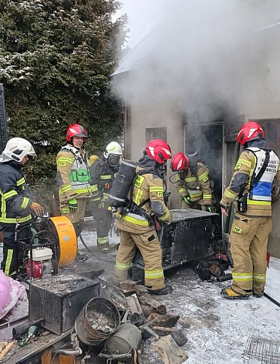 Pożar kotłowni w Bysławiu. Sześć jednostek straży ruszyło do akcji  / ZDJĘCIA