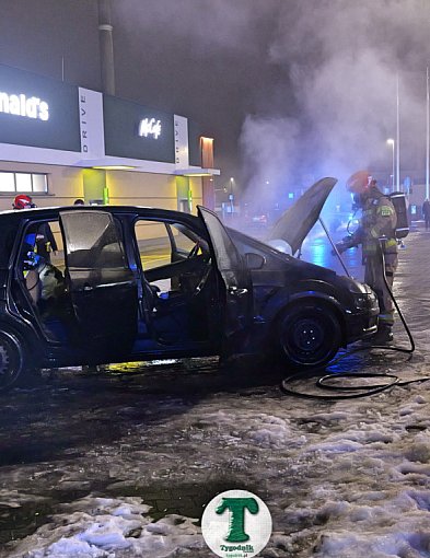 Tuchola. Pożar samochodu na parkingu McDonald's / FILM, ZDJĘCIA