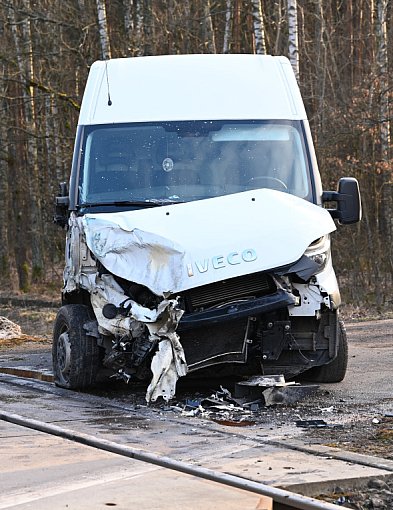 Wierzchucin: Samochód dostawczy wjechał pod pociąg! / ZDJĘCIA