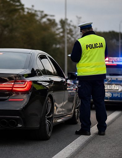 Z Niemiec kradzionym samochodem przez powiat na lewych tablicach. Pod wpływem