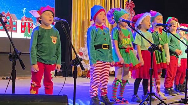 Najmłodsi wykonawcy na scenie Czarodziejskiego Kramiku św. Mikołaja w Tucholi