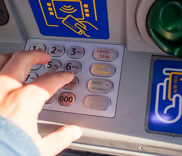 Z kont znikały pieniądze. Policja i bank badają ogólnopolski incydent-24266