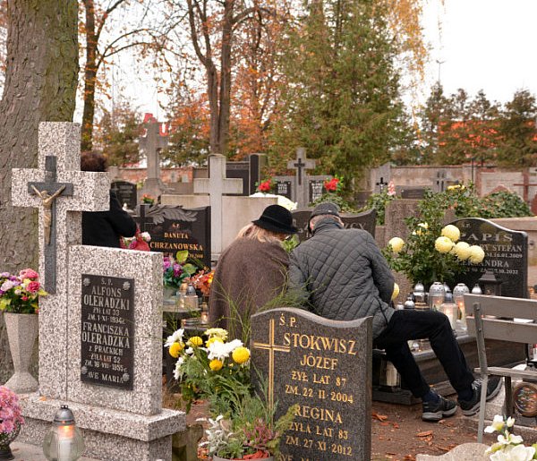 Savoir-vivre na 1 listopada. Jak się zachować podczas wizyty na cmentarzu?-24350